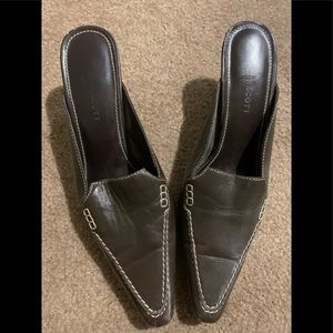 🌸3/$20 Leather mules with stitched accented trim.
